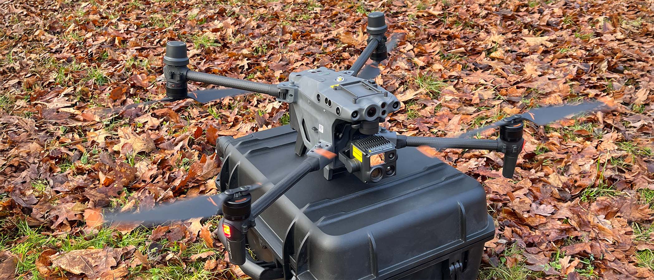 Drohne auf dem Boden KINO Die Drohne liegt auf dem Koffer